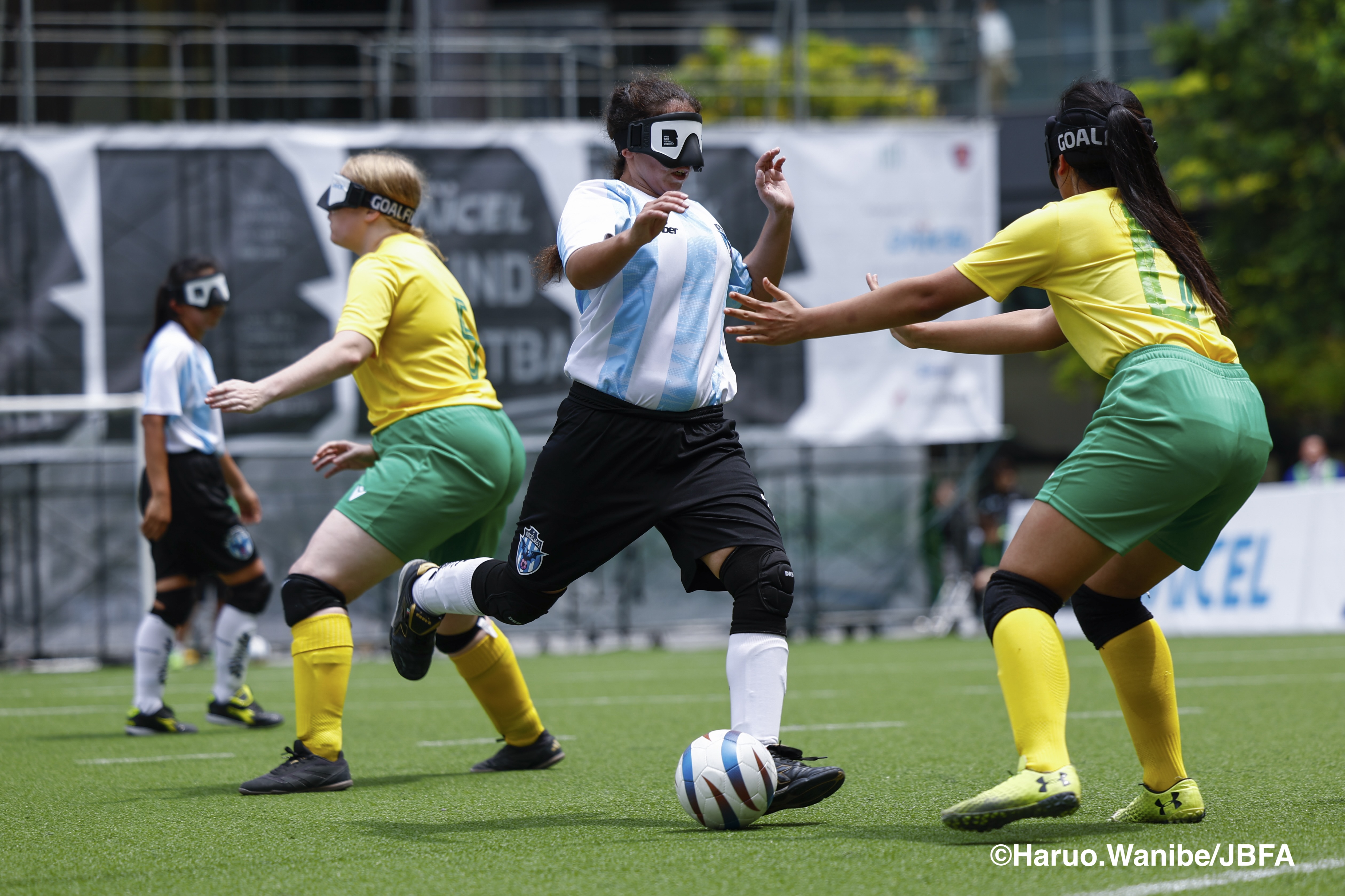 Bo Buakhou bracing for 1 v1 tackle with Rachel Parkes in background - AUS v ARG Group Stage - IBSA WGP25